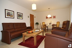 Das geräumige Wohnzimmer mit Sitzgruppe und Essecke